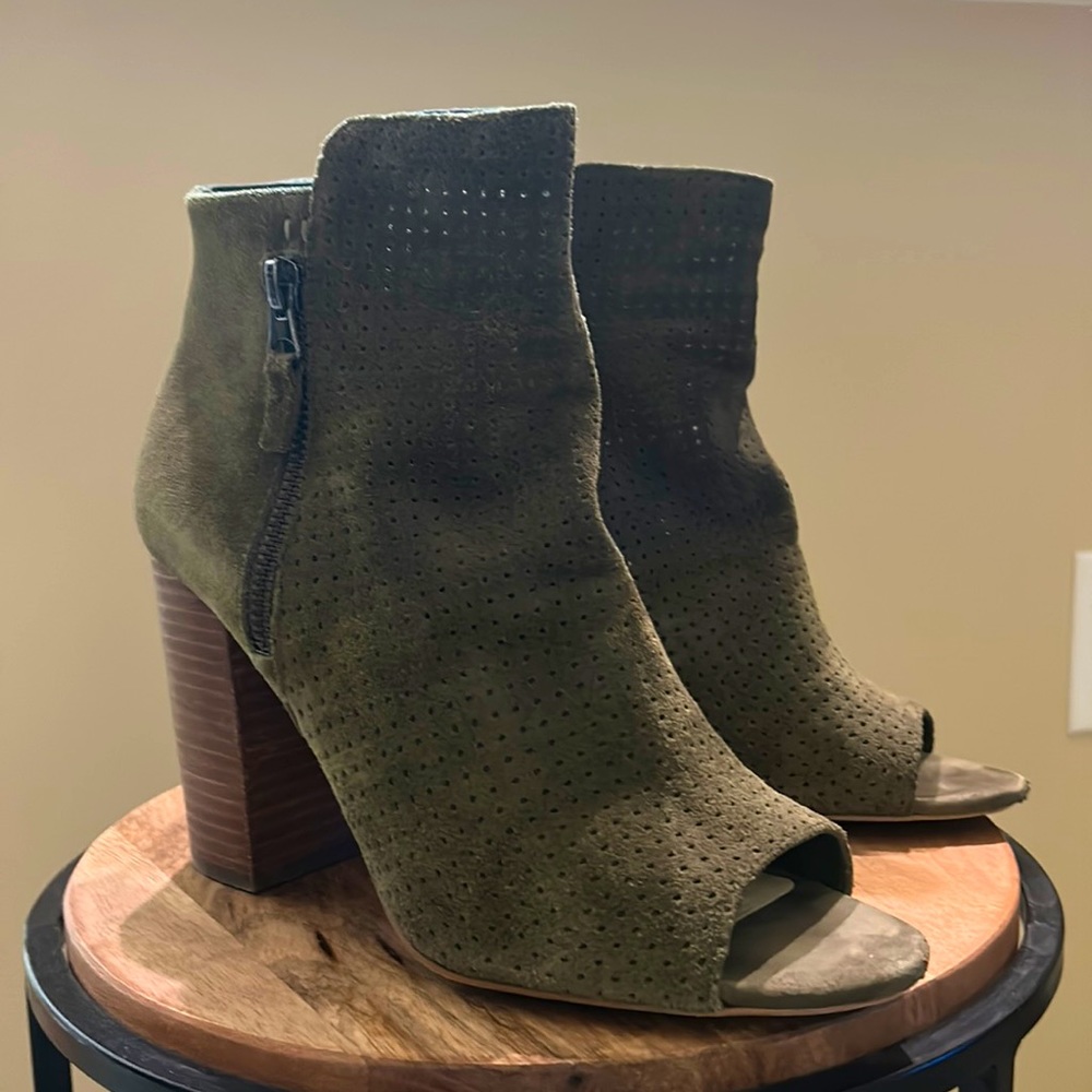 Jessica Simpson dark olive suede open-toe bootie  Sz 8.5